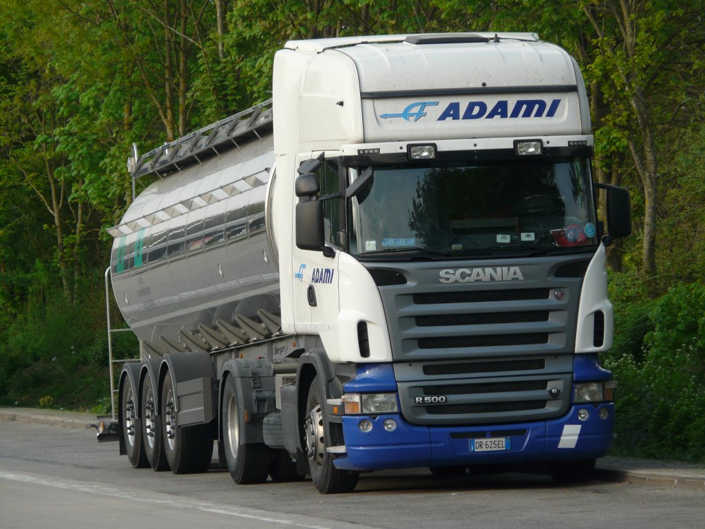 Scania R500 Tanksattelzug von Adami aus Italien auf dem Rasthof Ellwanger Berge an der A7 Ulm-Wrzburg, 24.04.2011