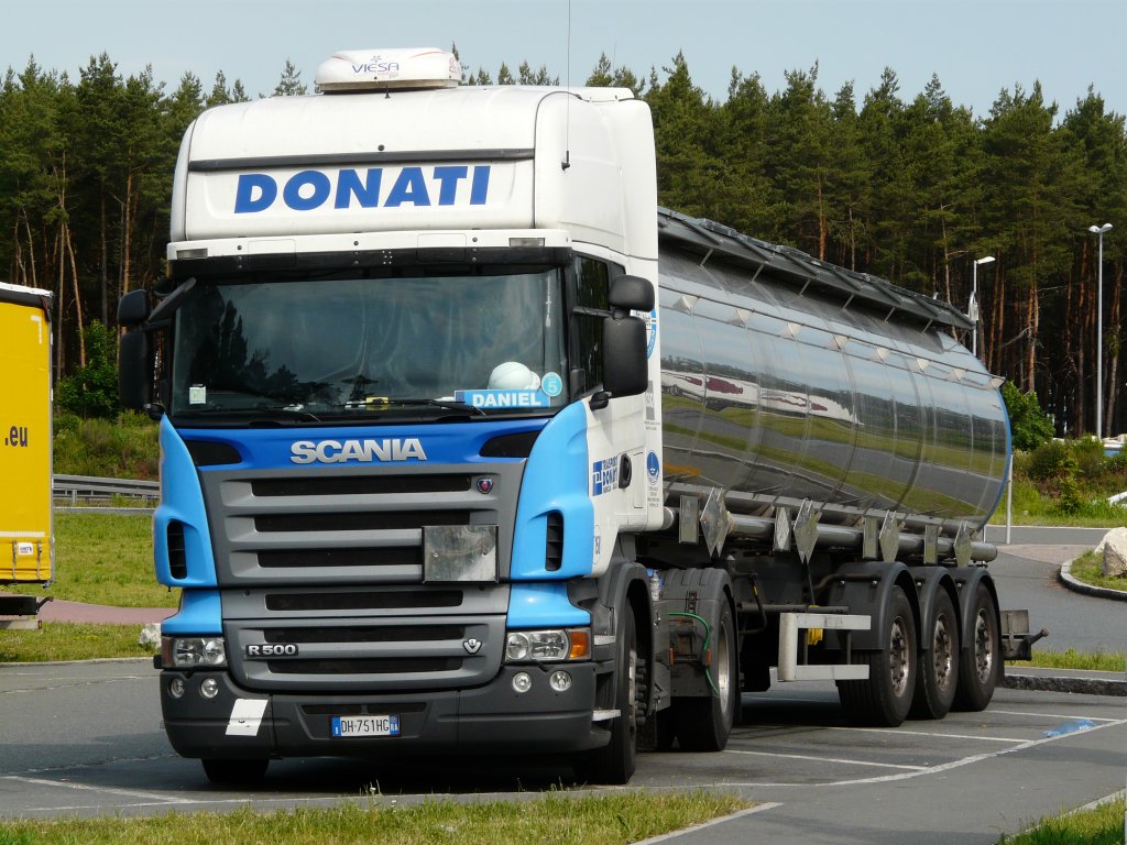 Scania R500 Tanksattelzug  Donati  aus Italien auf der Rastanlage Kammersteiner Land an der A6, 02.06.2011