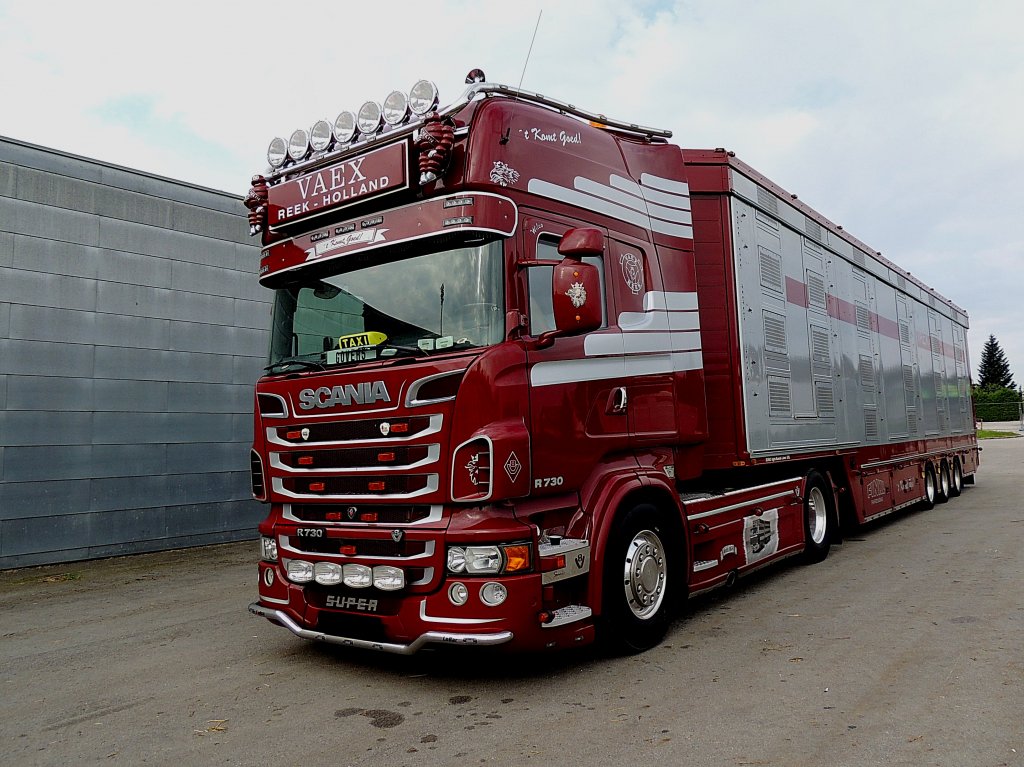 SCANIA R730 V8 SUPER; aus den Niederlanden mit Groviehtransportauflieger bei einem Zwischenstopp in Ried; 120811