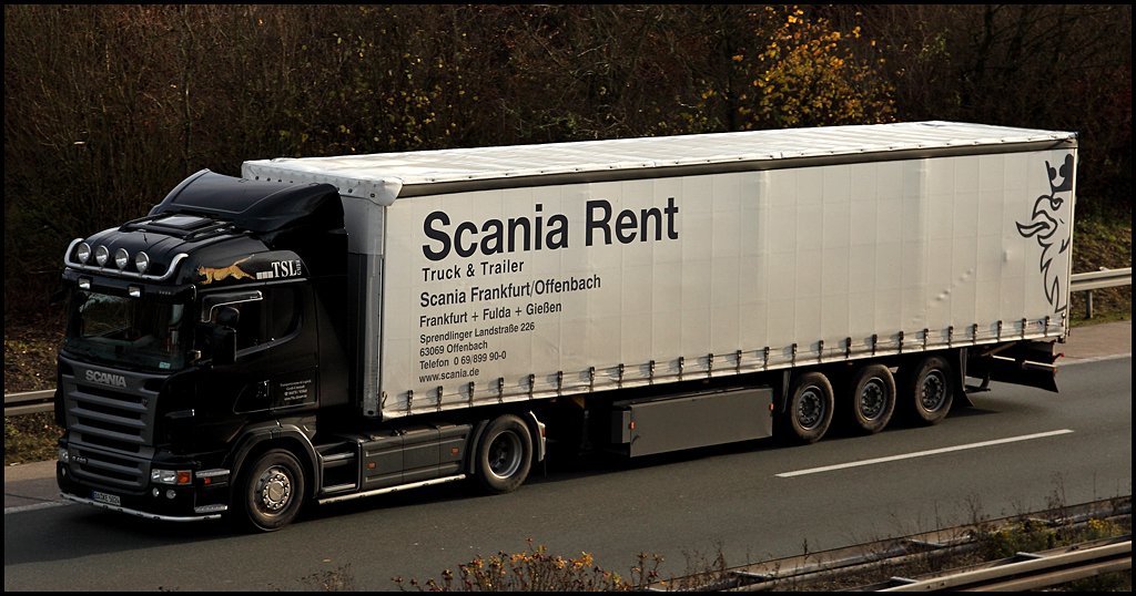 SCANIA RENT: SCANIA HIGHLINE R480 von TSL ist mit einem Planenauflieger von SCANIA RENT Truck&Trailer bei Ldenscheid unterwges. (19.11.2009)