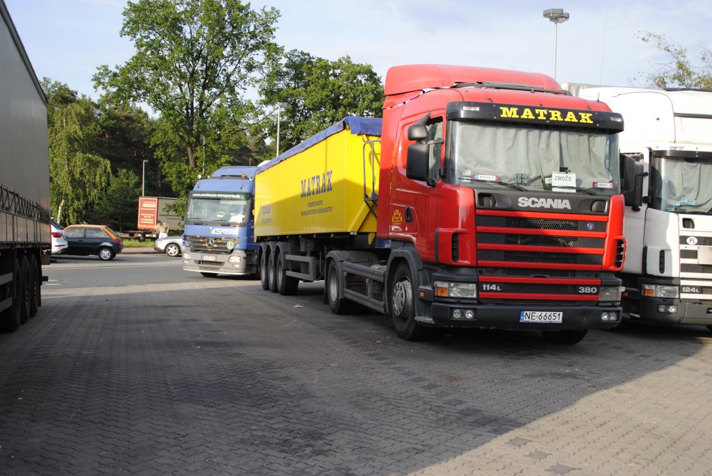Scania Sattelkipper auf den Autoparkplatz  Lehrter See  am 09.06.2010