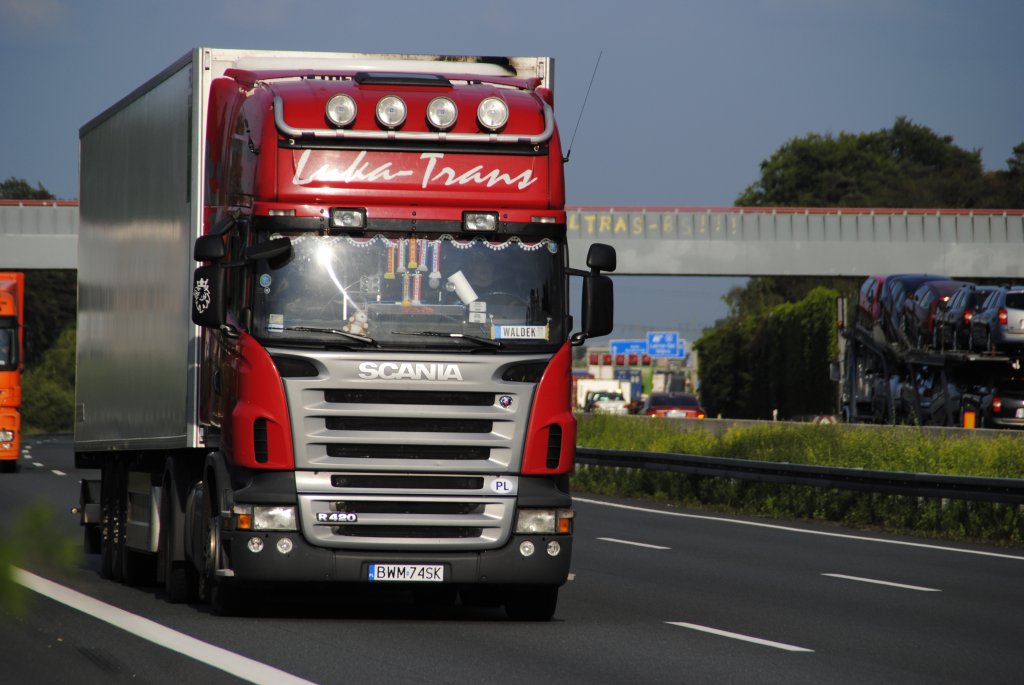 Scania Sattelzug, auf der A2, bei Lehrte (Fotografiert von sicher Stelle hinter der Leitplanke), am 09.06.2010 Autoparkplatz  Lehrter See 