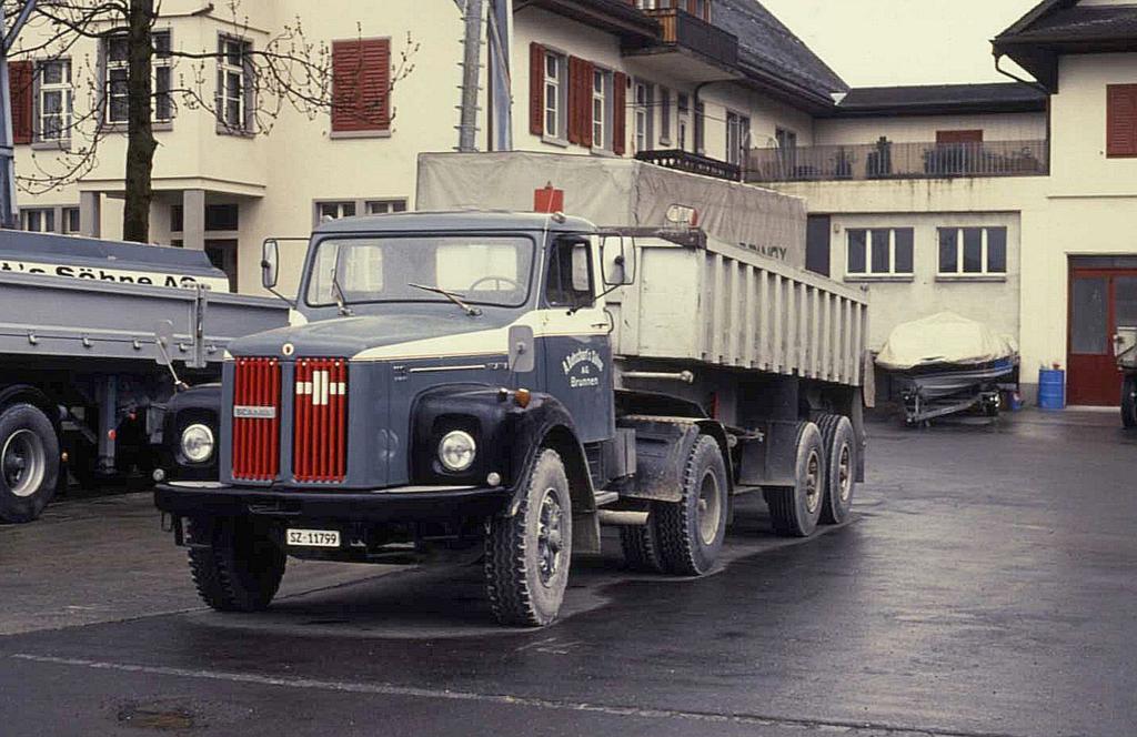 Scania Sattelzug in Brunnen in der Schweiz am 27.3.1990.