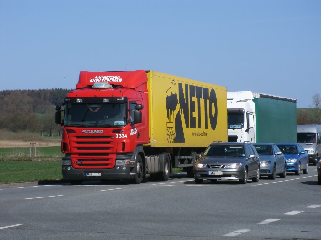 SCANIA-Sattelzug warten an einer Kreuzung,am 15.April 2011,auf der B96 bei Bergen/Rgen.