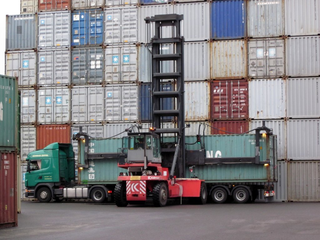 Scania Sattelzug wird von einem Kalmar-Stapler mit einem 40-Fu Container beladen. 05.10.2012
