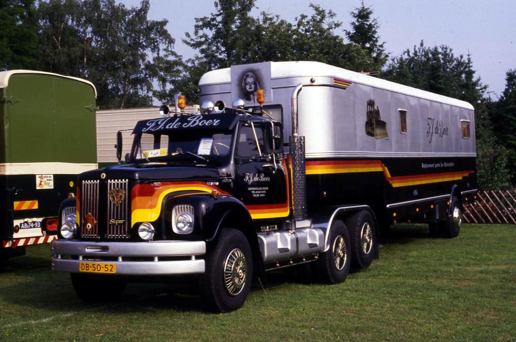Scania Thermosattel umgebaut zum Wohnmobil hier beim Oldtimer Treffen
in Castrop - Rauxel am 16.5.1990.