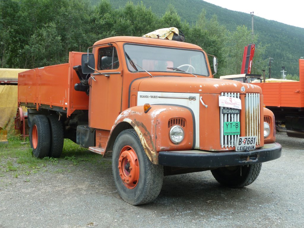 Scania Vabis steht auf einem Parkplatz in der Nhe von Otta/Norwegen, Juli 2011