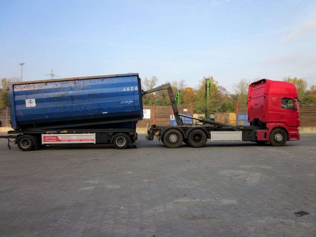 Scania wechselt die Schrottmulde zwischen Motorwagen und Anhnger im Berliner Westhafen.