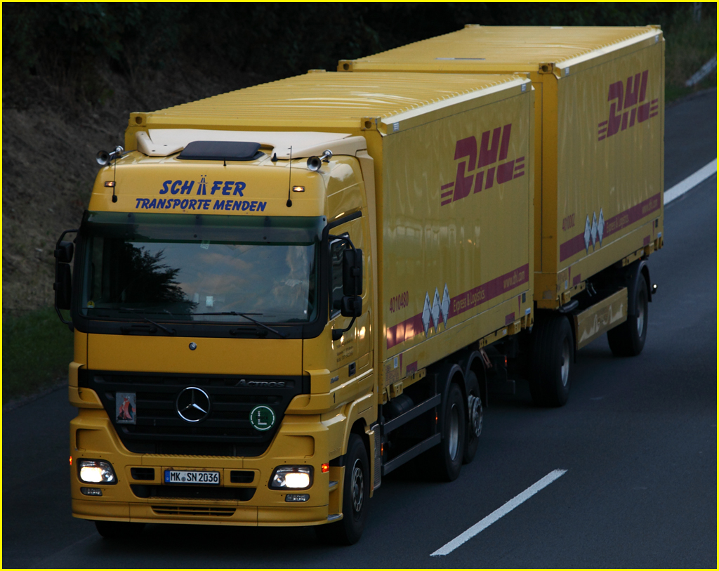 SCHFER TRANSPORTE aus Menden ist fr DHL unterwegs. Hier ein ACTROS MP2 2546 bei Ldenscheid-Sd. (22.07.2010)