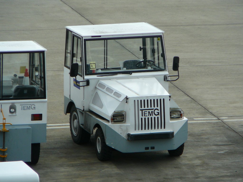 Schlepper fr Gepckwagen steht auf dem Vorfeld des Airport von Arrecife/Lanzarote im Januar 2010