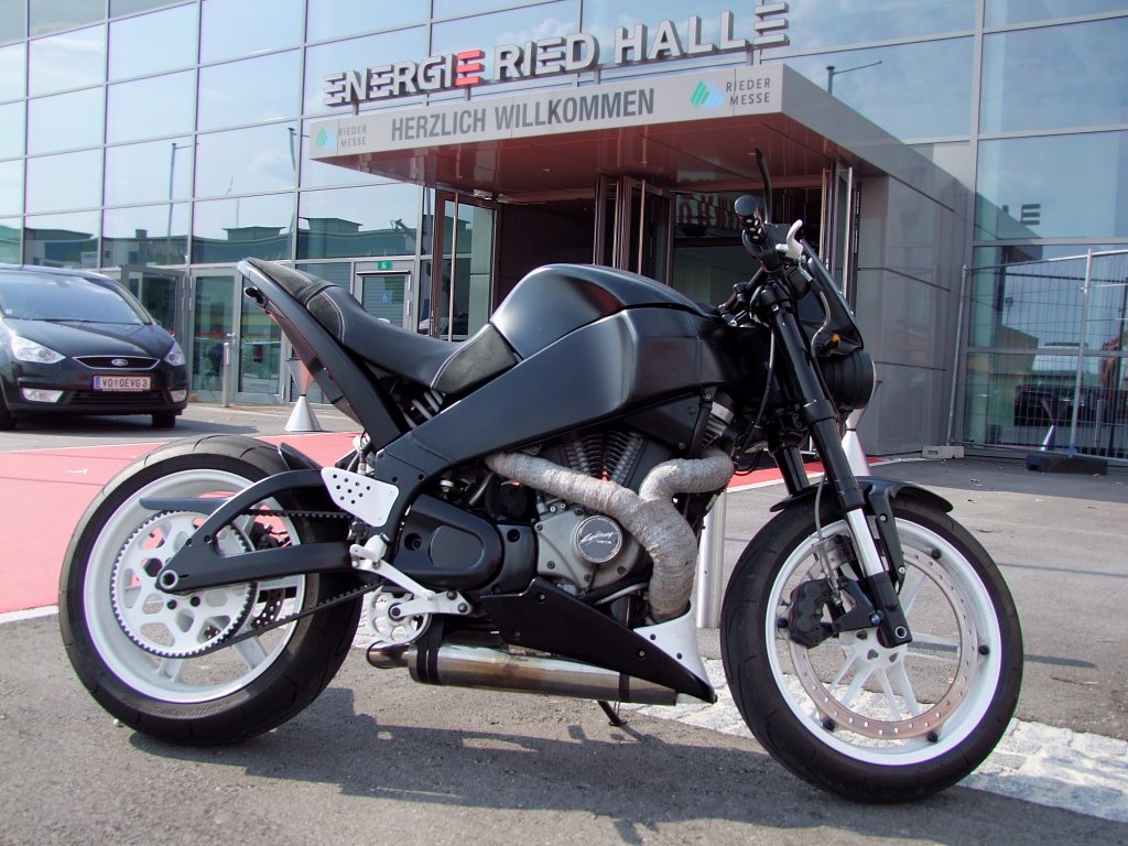  Schnittiges Motorrad  vor den Toren der Energie-Ried-Halle;100626