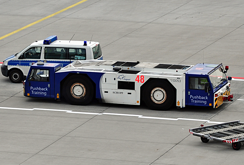  Schopf  - Pushback-Fahrzeug am Frankfurter Flughafen - 14.04.2012