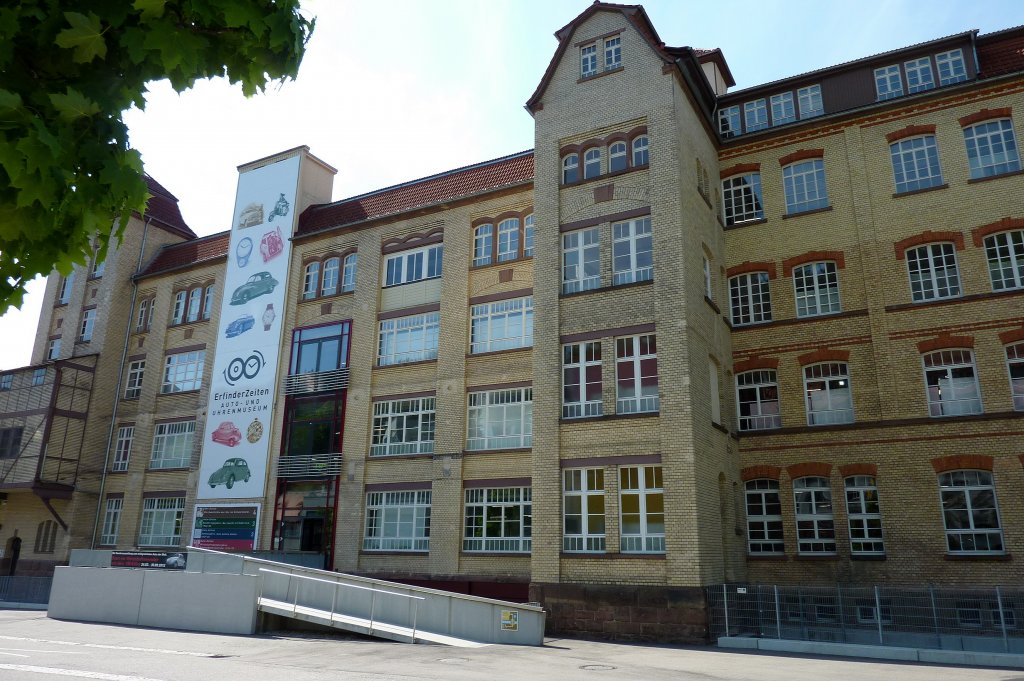 Schramberg, in dieser ehemaligen Uhrenfabrik befindet sich das sehenswerte Automuseum, Mai 2012