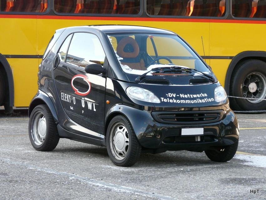 Schwarzer Smart mit Teilwerbung in Biel am 02.01.2010