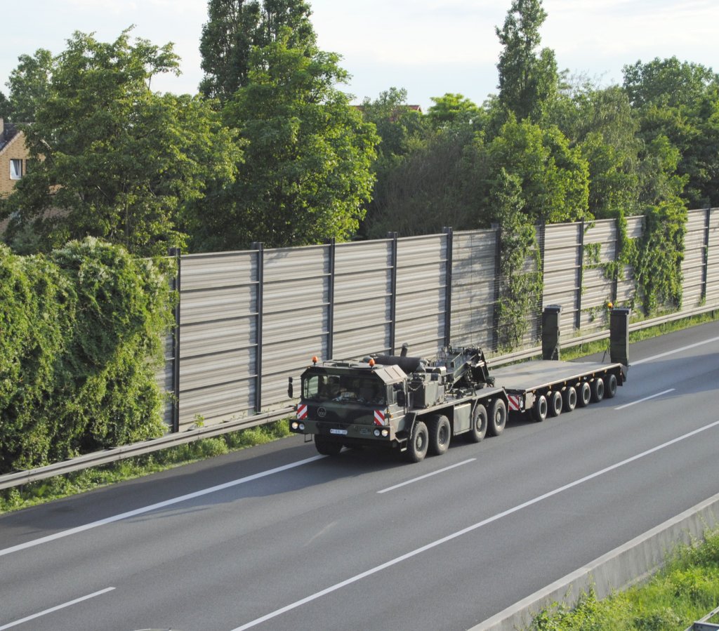 Schwertransport LKW der Bundeswehr auf der A2/Lehrte am 09.06.2010.