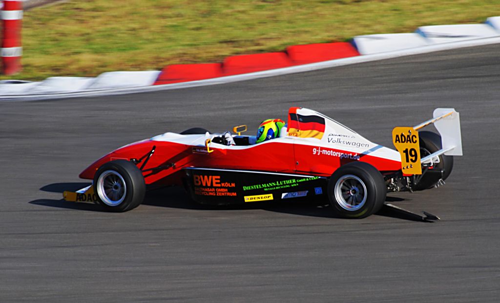 Sebastian Balthasa auf ADAC Formel Master am 16.9.12 ( Schaden Hinten Links )