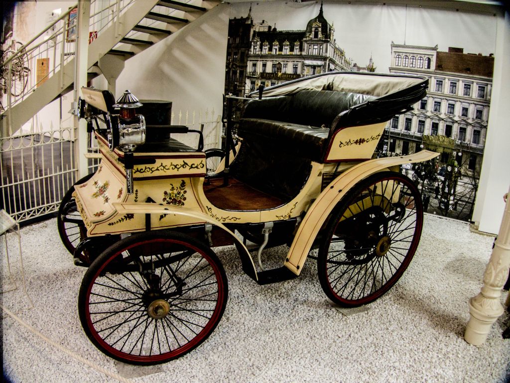 Sehr alter Peugeot Vis-á-Vis aus dem Jahr 1892. Auto und Technik Museum Sinsheim am 17.11.2012
