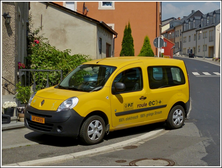 Seit kurzem ist die luxemburgische Post in einigen Städchen fast lautlos unterwegs, hier mit einem Renault Kangoo, gesehen am 16.07.2013