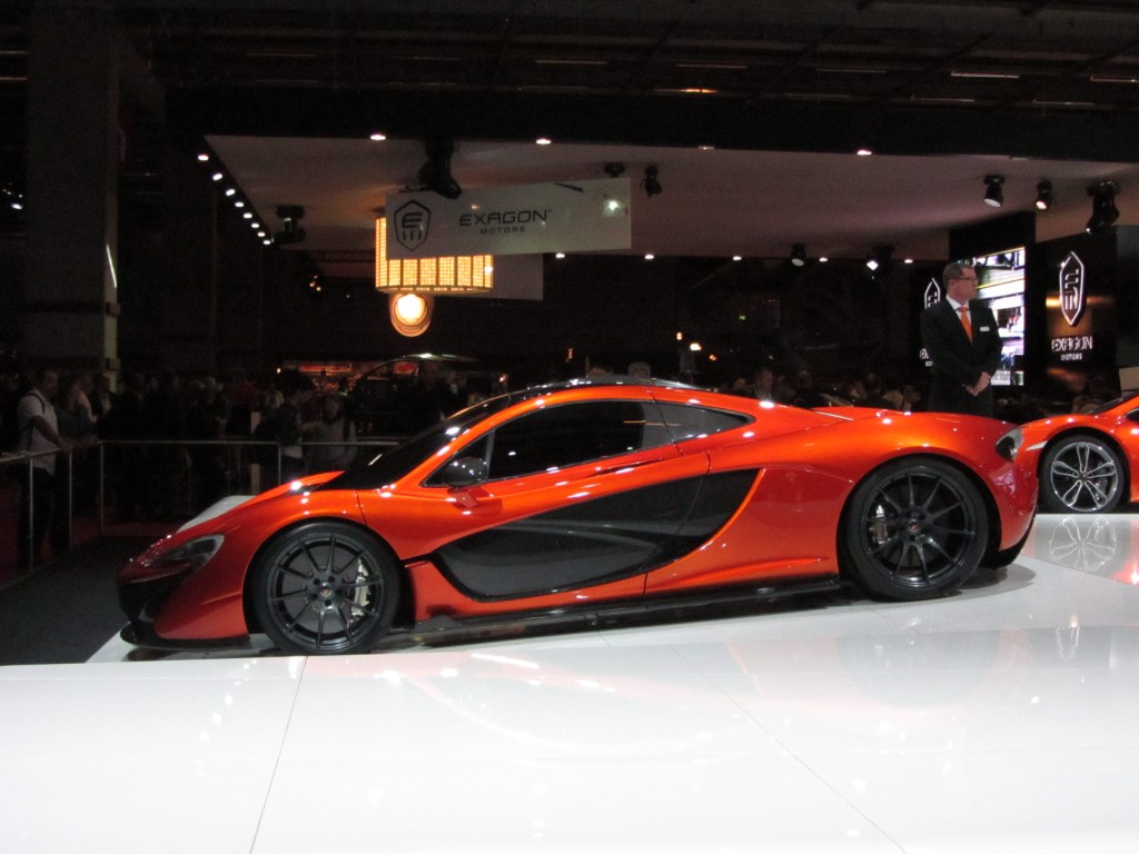 Seitenansicht des neuen McLaren P1 (Aufnahme: 11.10.2012 Automesse Paris)