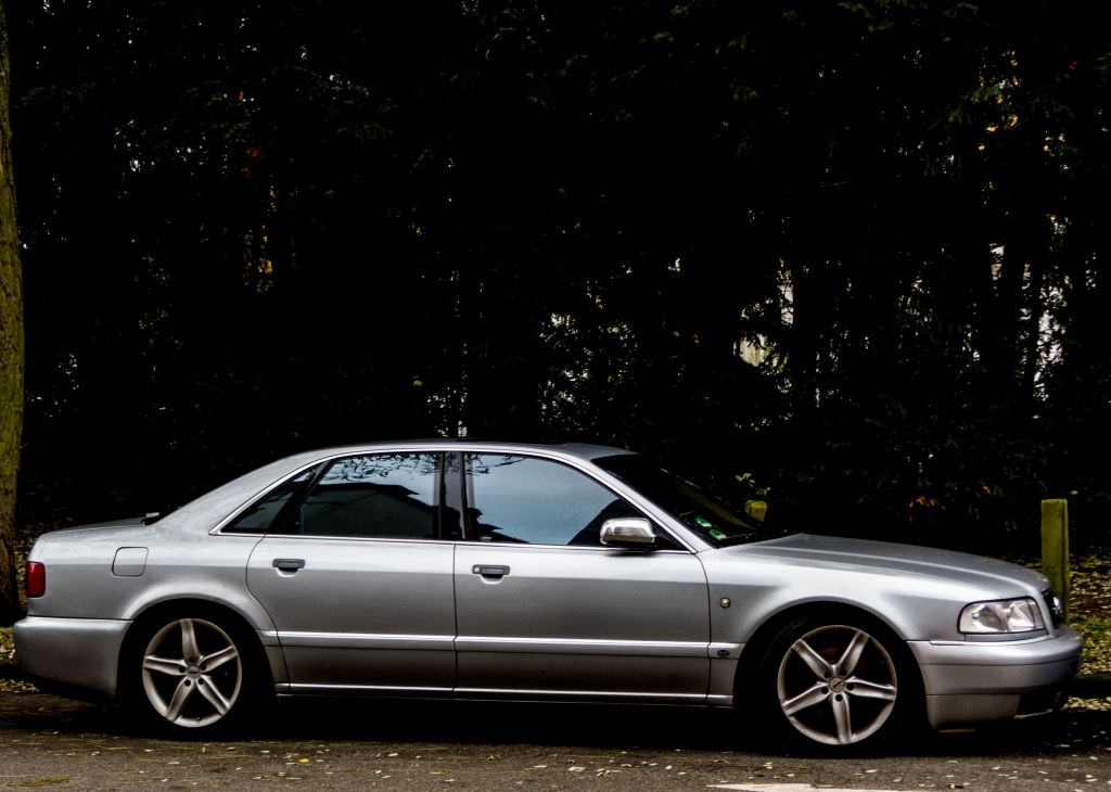 Seitenansicht eines Audi A8 (D2 1994-2002). Foto: 07.11.2012.
