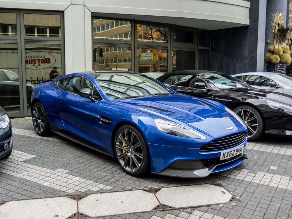 Seitenansicht eines blauen Aston Martin Vanquish. Foto: 29.11.2012