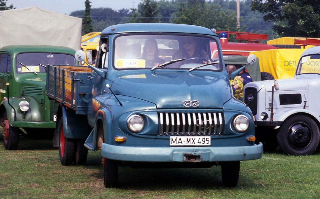 Selten zu sehen ist dieser Teilnehmer hier beim Oldtimer Treffen in 
Castrop - Rauxel am 15.6.1990. Es handelt sich um einen Ford FK Lkw.
 