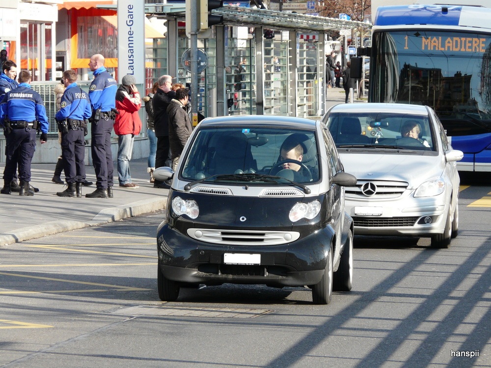 Silber und Schwarzer Smart unterweg in der Stadt Lausanne am 16.02.2013
