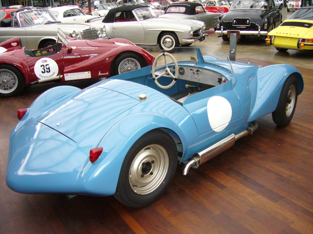 Simca Barchetta von 1956. Da die Karosserie komplett aus Aluminium gefertigt ist, hat der 1.291 cm Motor mit 70 PS bei Bergrennen leichtes Spiel. Dsseldorfer Meilenwerk.