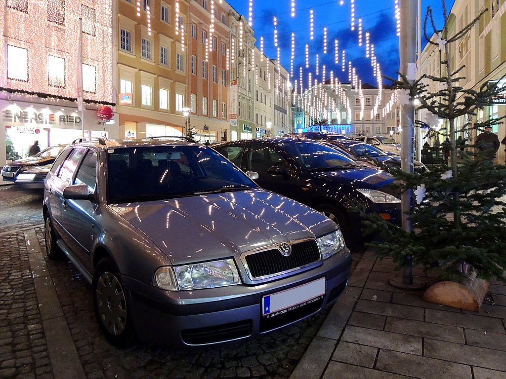SKODA-Oktavia am weihnachtlich beleuchteten Rieder Hauptplatz; 121220