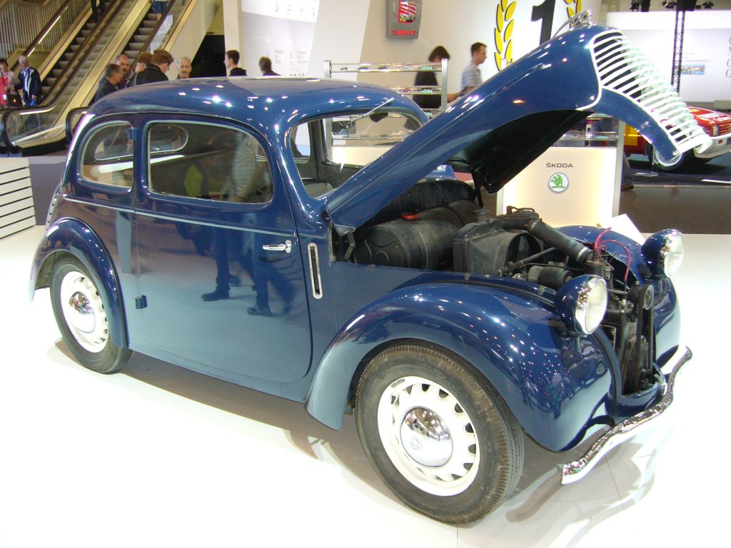 Skoda Popular 995 Liduska. 1939 - 1940. In den beiden Produktionsjahren wurden ca. 1.500 Einheiten verkauft. Der 4-Zylindermotor leistet 22 PS aus 995 cm Hubraum. Die Hchstgeschwindigkeit liegt bei 90 km/h. Techno Classica am 25.03.2012.