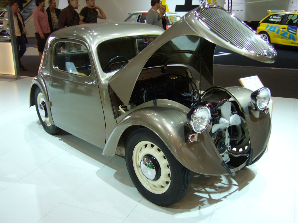 Skoda Sagitta. Von diesem Kleinwagen wurden in den Jahren 1936 und 1937 fnf Prototypen gebaut. Der luftgekhlte V2-motor leistet 15 PS aus 845 cm Hubraum. Ich finde, das der Wagen einige hnlichkeiten mit dem Fiat Topolino A hat. Techno Classica am 25.03.2012.