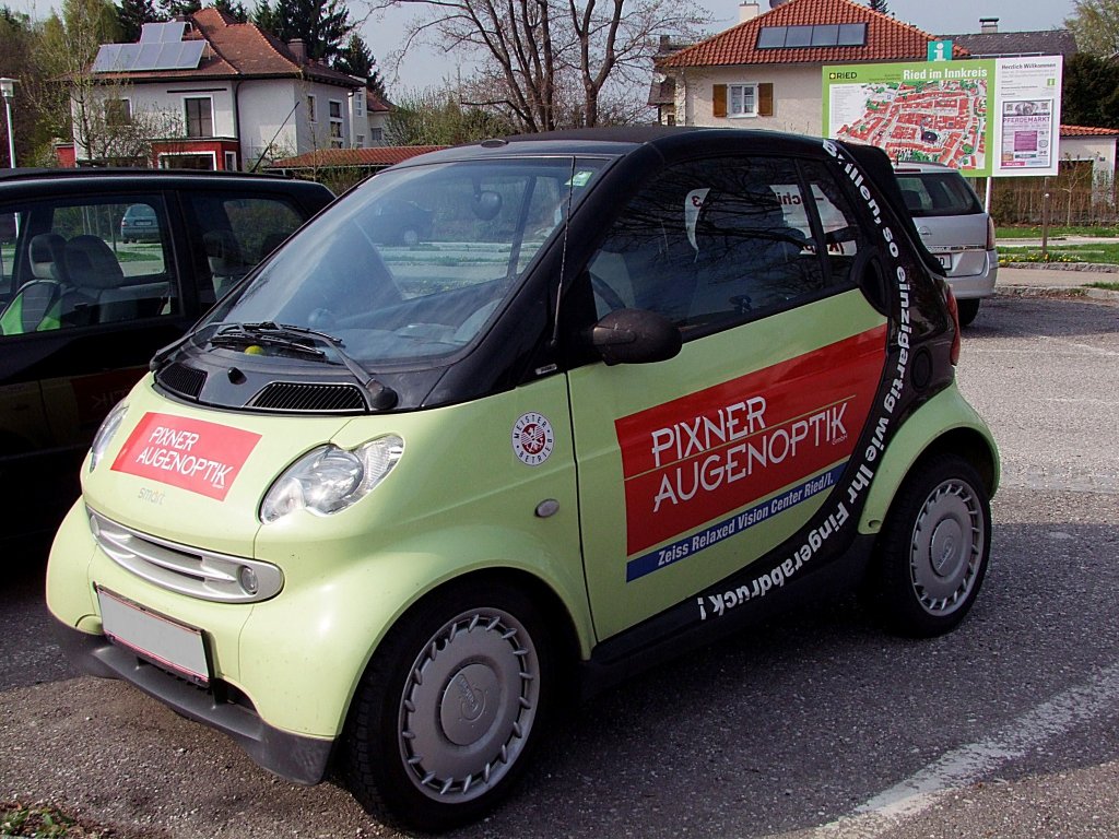 SMART  eines Augenoptikers auf einem gebhrenfreien Parkplatz;110416