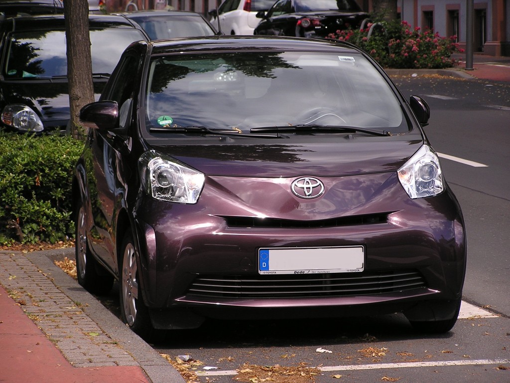 Smart-Konkurent Toyota IQ. Aufgenommen: Juli 2010.