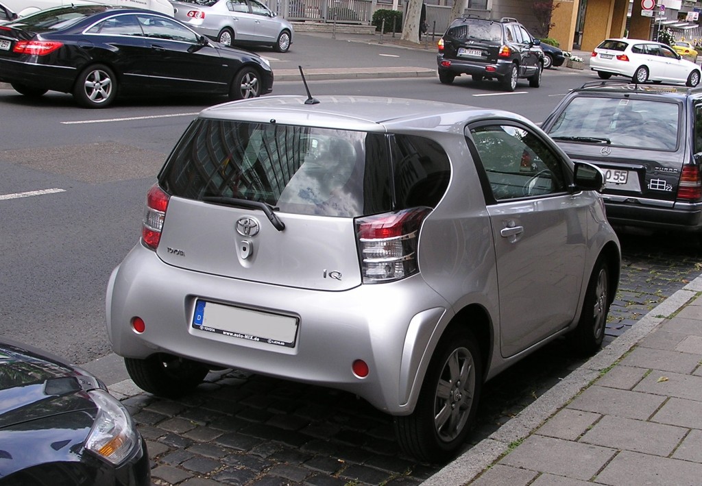 Smart-Konkurent Toyota IQ. Aufgenommen: Juli 2010.