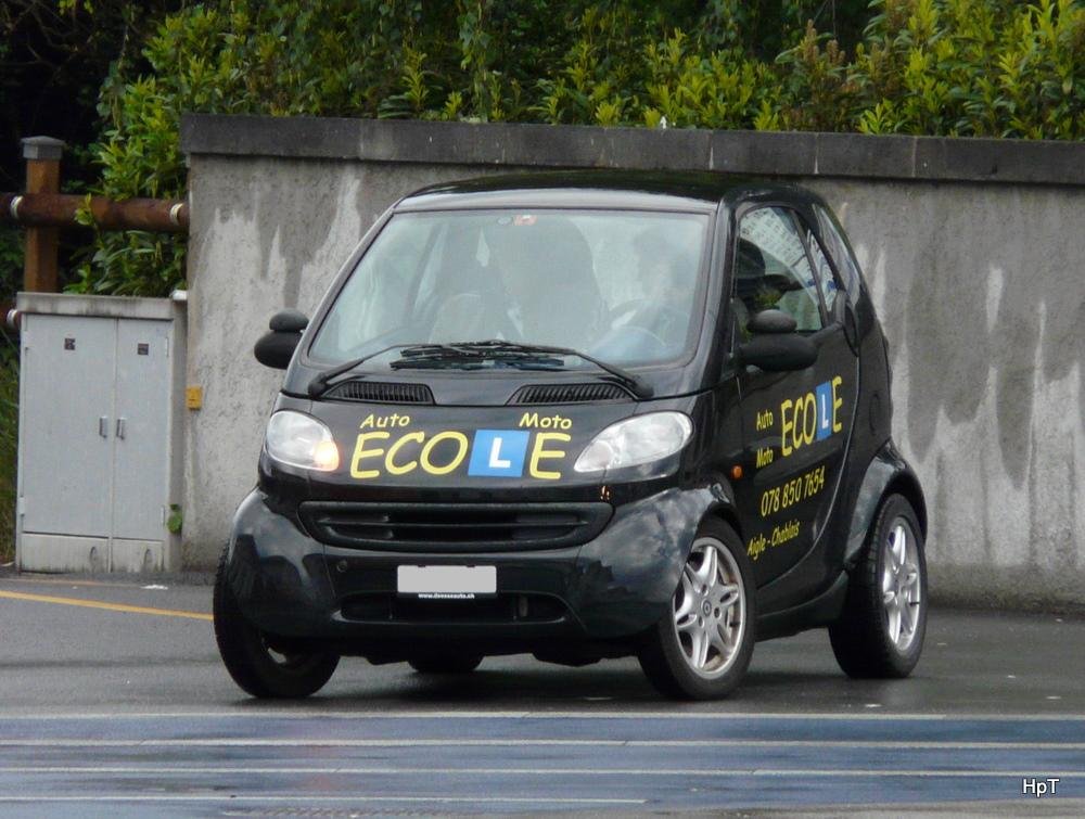 Smart mit Werbung fr Fahrschule unterwegs in der Stadt Aigle am 10.05.2010