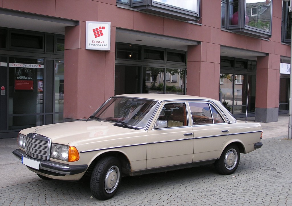 So sieht aus ein Mercedes-Benz nach 30 jahren und 70.000 km, ohne Restauration. Schn! Bad Homburg, Juli 2010.