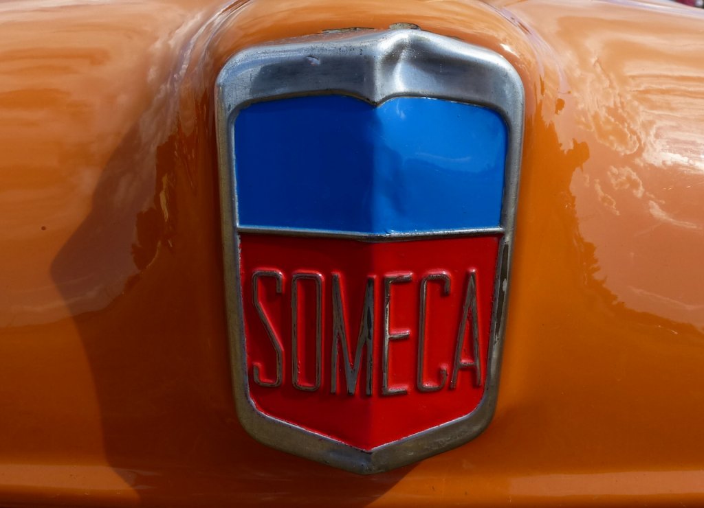 Someca, Khleremblem an einem Oldtimer-Traktor der 1953 gegrndeten franzsischen Firma, einem Ableger der Autofirma SIMCA, Aug.2013