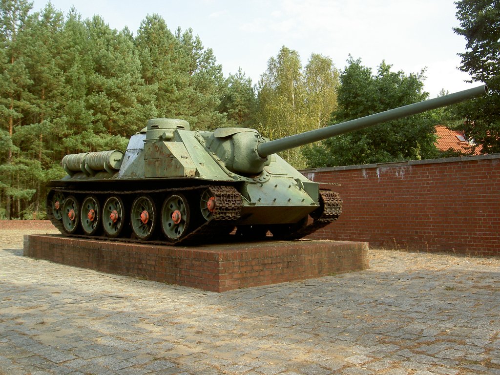 Sowjetischer Panzer SU 100 am Ehrenmal in Frstenberg/Havel (18.09.2012)
