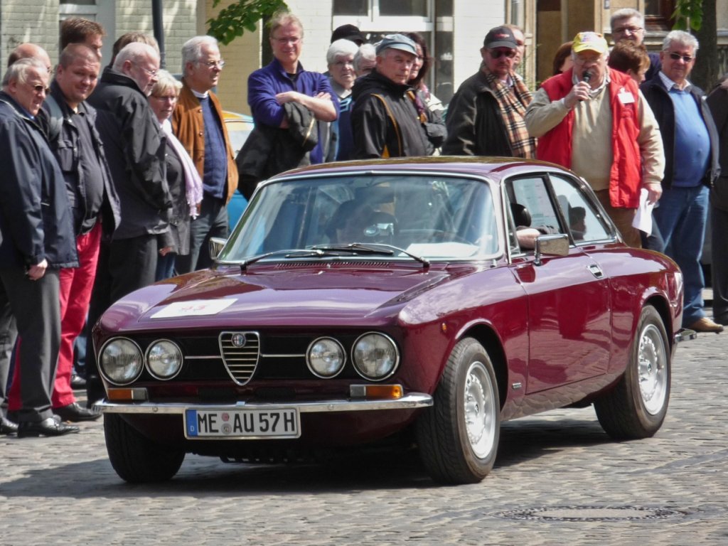 Start frei fr die Alfa Romeo Giulia Sprint GT bei der Oldtimer-Rallye in Hls.