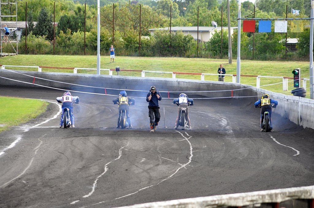 Startprozedere beim Lauf zur LMMV & OBC am 27.06.09 im Stralsunder Speedway-Stadion  Paul-Greifzu  des MC Nordstern aus der Rckansicht II,
der Lrmpegel ist beim Start nicht ohne