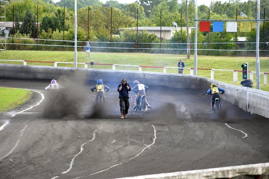 Startprozedere beim Lauf zur LMMV & OBC am 27.06.09 im Stralsunder Speedway-Stadion  Paul-Greifzu  des MC Nordstern aus der Rckansicht V