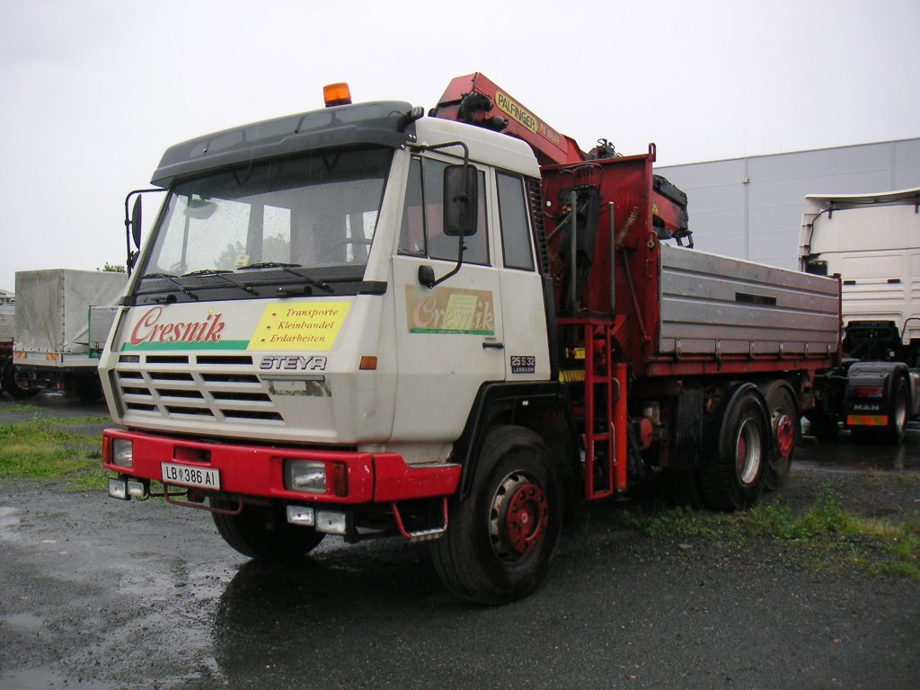 Steyr 25S32 der Firma Cresnik bei der Wochenendruhe in Gralla am 15.5.2011.