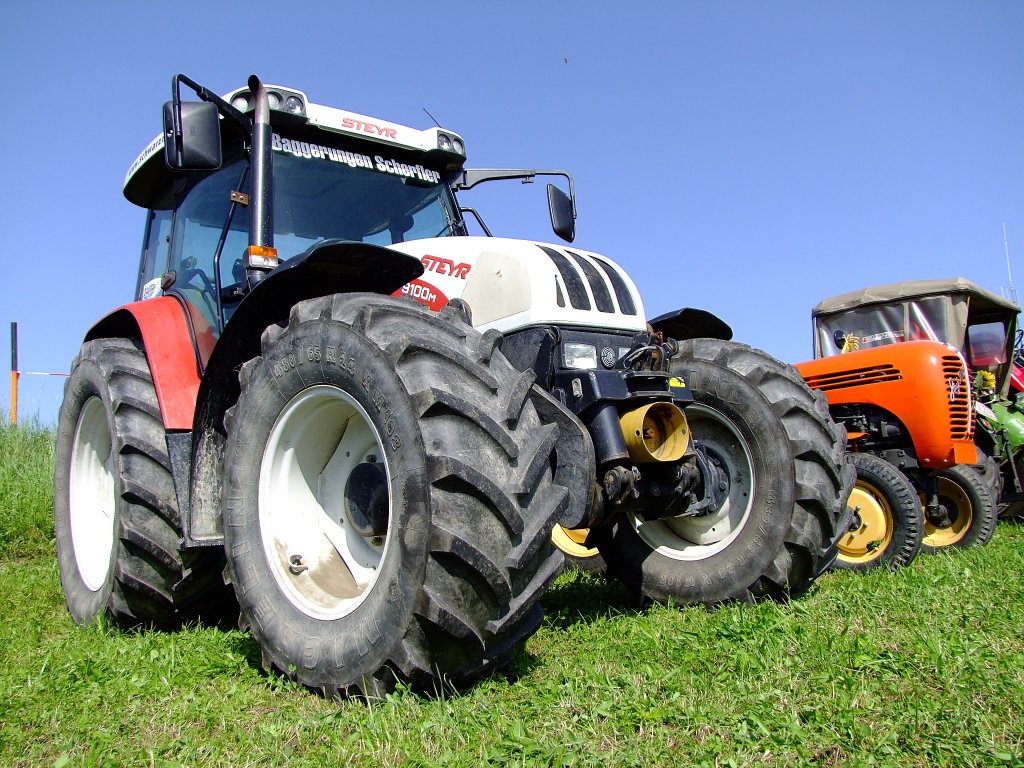 STEYR 9100M hat sich anlsslich einer Traktorenparade neben einen Steyr-188 platziert;110821