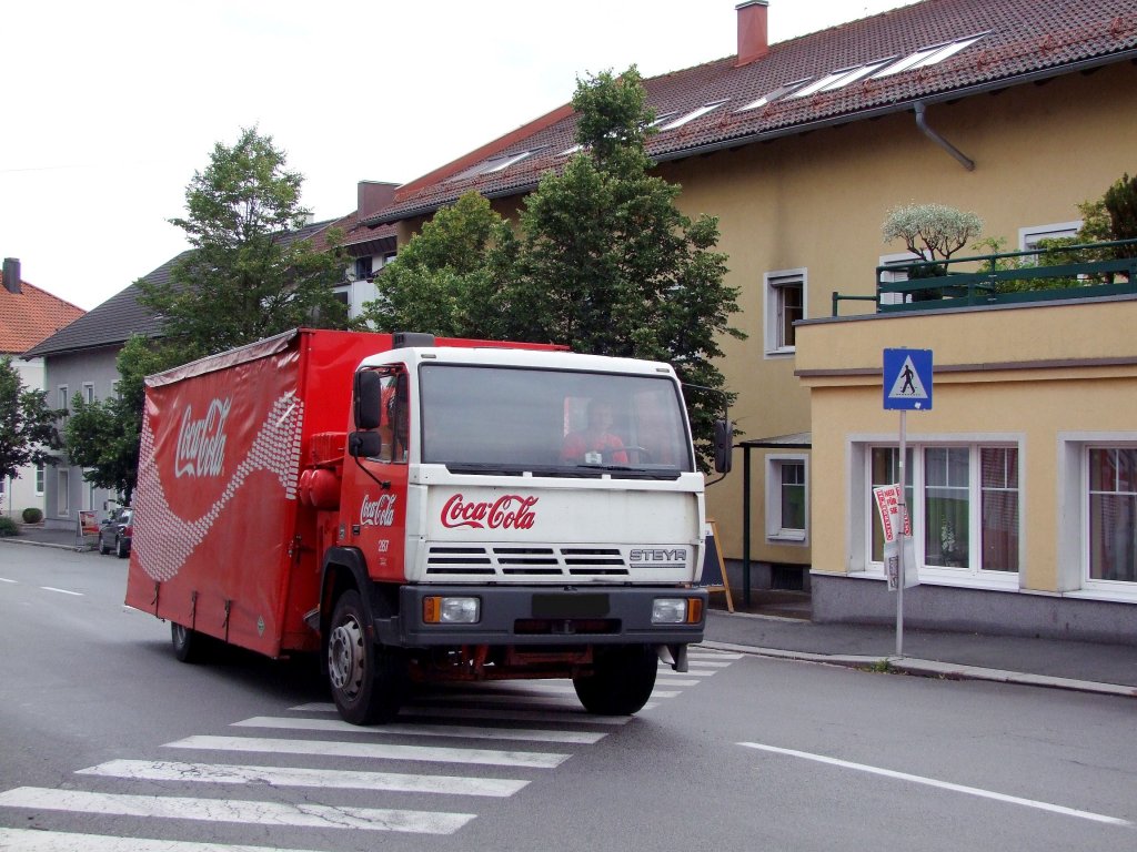 STEYR als  CocaCola-Truck , bei seiner Zustelltour;110624