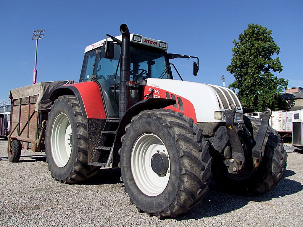 STEYR CVT150 hat mit Leichtigkeit den kleinen Anhnger zu einer Viehversteigerung gezogen;110607