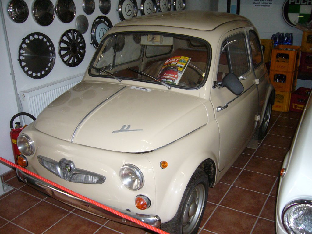 Steyr Puch 500D von 1960. Das  Pucherl  war der österreichische  Volkswagen  der Nachkriegszeit. Der hier gezeigte 500D leistet mit dem Puchmotor 16 PS. Villacher Fahrzeugmuseum.