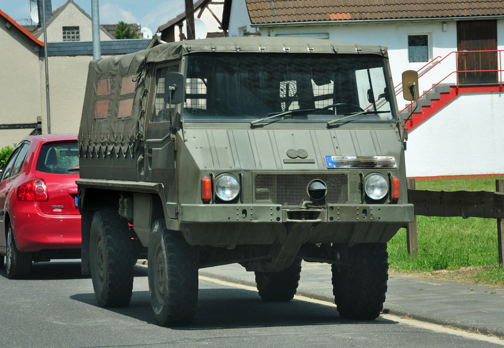 Steyr-Puch Pinzgauer, ehemaliges Militär-Geländefahrzeug aus Österreich, jetzt zivil zugelassen. Weilerswist-Müggenhausen 12.07.2011