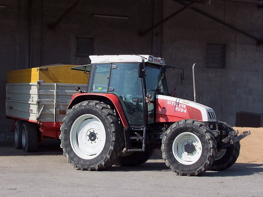 STEYR9094 liefert mit dem Einachshnger Getreide bei einem Landesproduktenhndler an;100810