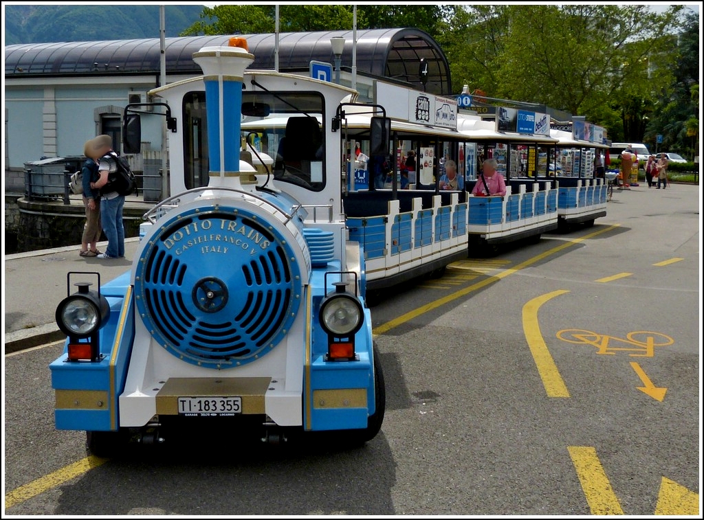 Strasseneisenbahn an der Haltestelle am Hafen von Locarno aufgenommen am 23.05.2012.