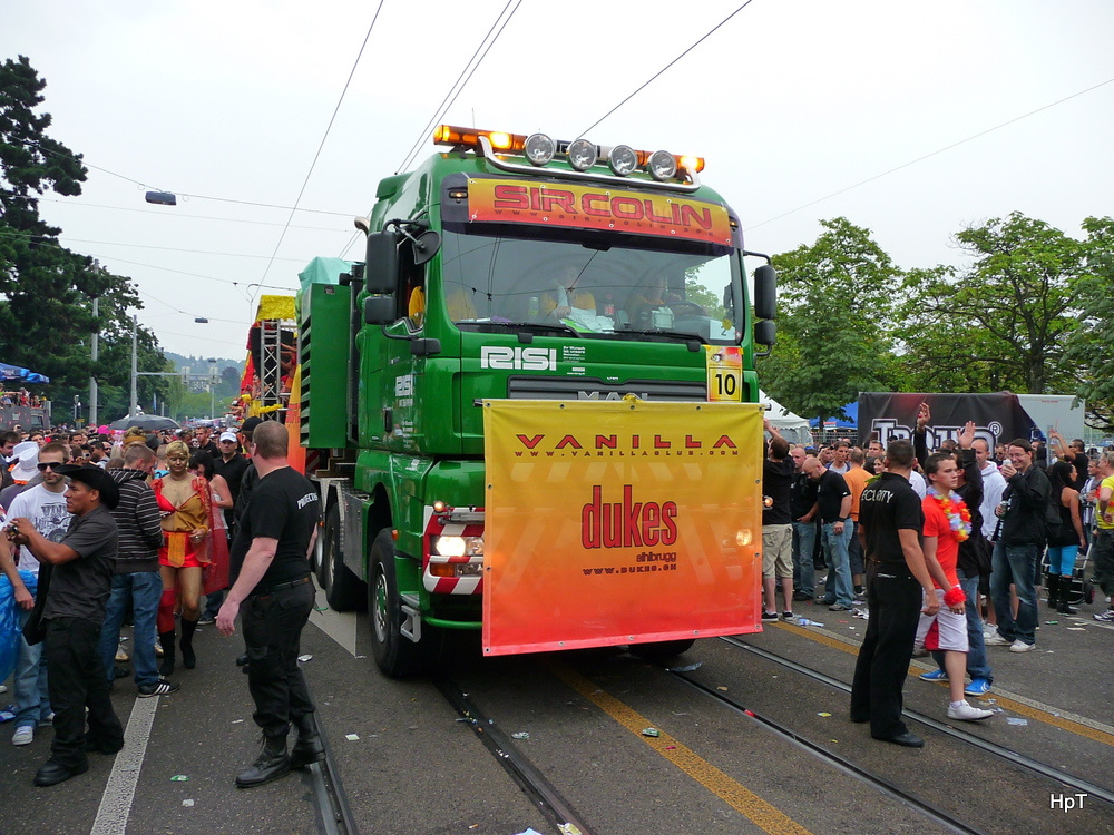 Street Parade Zrich 2010  - Ein MAN V10 TAG 41.660 als Zugmaschine fr ein Lovemobil am 14.08.2010